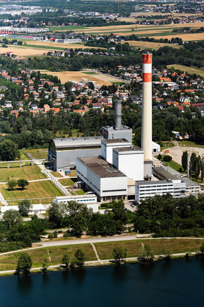 dr__0025112.jpg | WIEN 24.06.2019 Kraftwerksanlagen und Abgas- Türme des Heizkraftwerkes KWK-Kraftwek Donaustadt in Wien in Österreich. // Power plants and exhaust towers of thermal power station KWK-Kraftwek Donaustadt in Vienna in Austria. Foto: Daniel Reiter