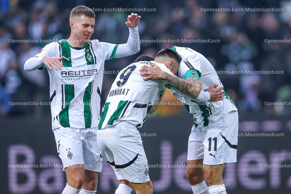 BMG14122401019 | 14.12.2024, Fußball, Borussia Mönchengladbach - Holstein Kiel, 1. Fußball Bundesliga, Borussia-Park, Saison 2024 2025: Torschütze Tim Kleindienst (Mönchengl. #11) trifft Kopfball Tor zum 1:0. Torjubel nach dem Treffer zusammen mit Franck Honorat (Mönchengl. #9)DFB regulations prohibit any use of photographs as image sequences and or quasi-video.