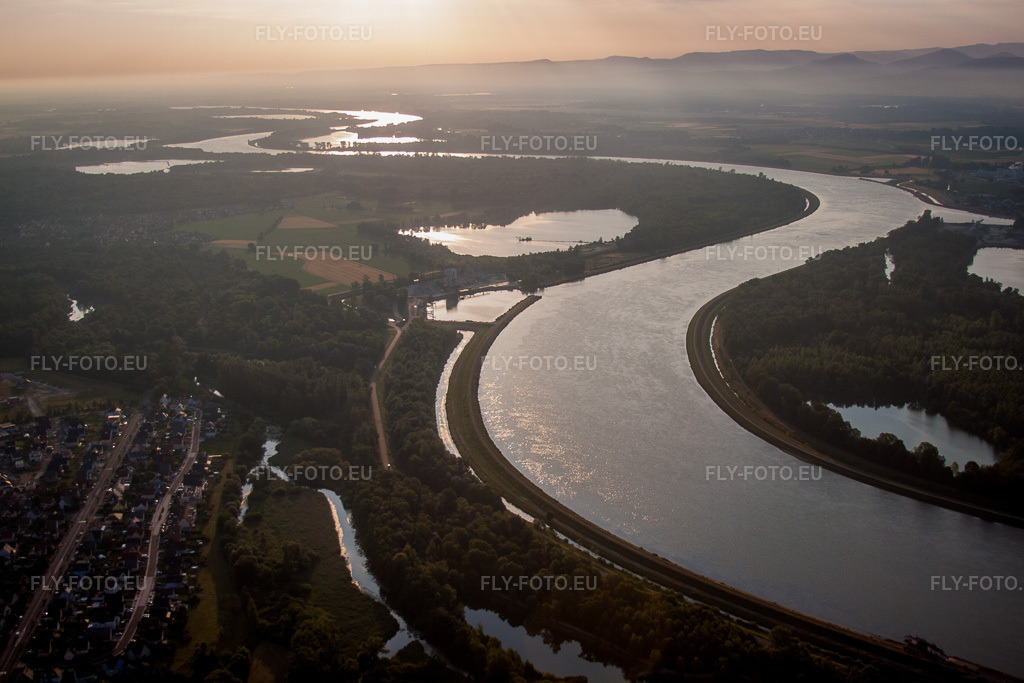 Vue aérienne: Boucle sinueuse des berges du fleuve à la frontière franco-allemande, cours du fleuve à Drusenheim dans le département Bas Rhin, France. Photo: IMG_68025.jpg prise le 19/06/2014 par Werner Riehm/FLY-FOTO.eu – Résolution de l'original: 4752 x 3168 px