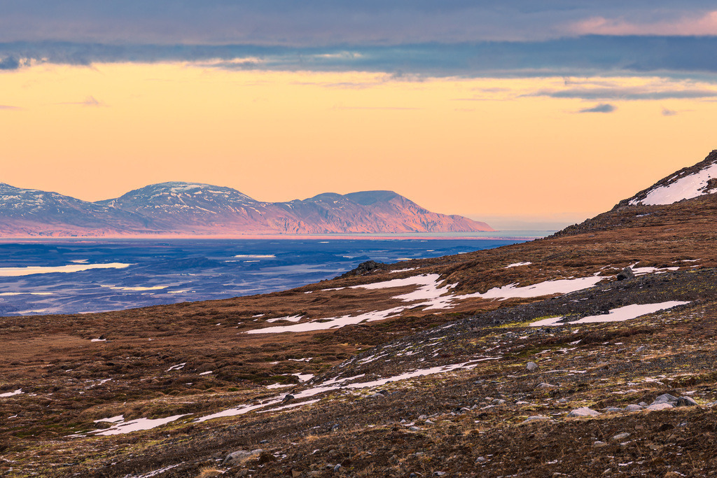 Blick über den See Lagarfljót auf schneebedeckte Berge im Osten von Island | Blick über den See Lagarfljót auf schneebedeckte Berge im Osten von Island.