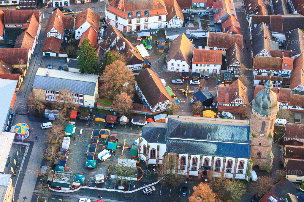 Luftbild: Christkindelmarkt auf dem Marktplatz in Kandel im Bundesland Rheinland-Pfalz in Deutschland. Foto: IMG_152166.jpg vom 12.12.2025 durch Werner Riehm/FLY-FOTO.de