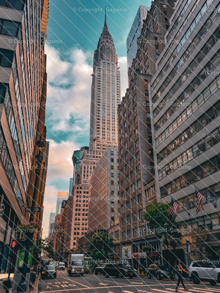 New York 5th Avenue New York City Skyline Fotografie | NYC Wandbild | Digitale Datei | Empire State Building Poster | Stadtbild Kunst | Die 5th Avenue ist eine der bekanntesten Straßen New Yorks und verläuft durch das Herz von Manhattan, vorbei an ikonischen Wahrzeichen und exklusiven Geschäften. Mit Blick auf das beeindruckende Chrysler Building im Hintergrund bietet sie eine atemberaubende Kulisse, die den klassischen Charme und die moderne Architektur der Stadt perfekt miteinander verbindet.