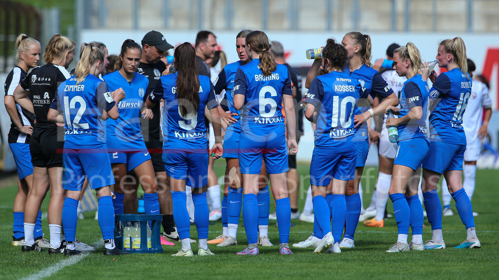Fussball, 2. Frauen-Bundesliga, SV Meppen - 1. FFC Turbine Potsdam | v.li.: Spielerinnen vom SV Meppen während einer Trinkpause, Hitze, Schutz, Flüssigkeit, Gesundheit, Wasser, Getränke, DIE DFB-RICHTLINIEN UNTERSAGEN JEGLICHE NUTZUNG VON FOTOS ALS SEQUENZBILDER UND/ODER VIDEOÄHNLICHE FOTOSTRECKEN. DFB REGULATIONS PROHIBIT ANY USE OF PHOTOGRAPHS AS IMAGE SEQUENCES AND/OR QUASI-VIDEO.