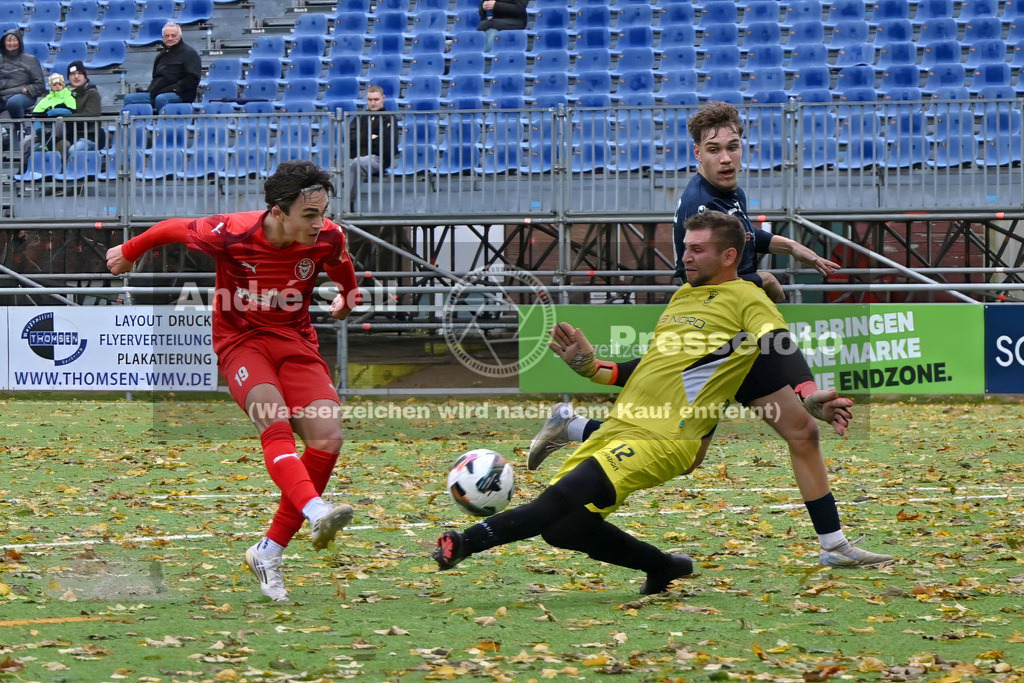 FC Kilia Kiel vs SC Rapid Lübeck | Tino Klein (Kilia #19 trifft hier mit seinem 3. Treffer zum 3-2) vs Stefan Ponomarenko (Rapid #12) &amp; Lasse Meier (Rapid #22) / Fußball-Oberliga Männer 2026/2027 / FC Kilia Kiel vs SC Rapid Lübeck / Kilia Sportplatz /Kiel / 24.10.26 - Realisiert mit Pictrs.com