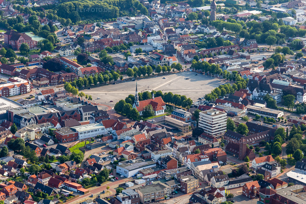 Luftbild: Heider Marktplatz, der größte nicht bebaute Marktplatz Deutschlands in Heide im Bundesland Schleswig-Holstein in Deutschland. Foto: IMG_0007149.jpg vom 11.07.2021 durch Werner Riehm/FLY-FOTO.de