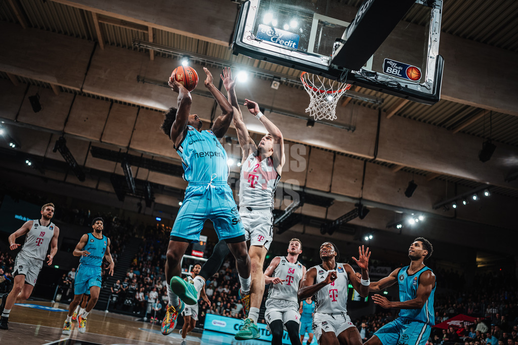 Basketball | Männer | Saison 2024/2025 | easyCredit Basketball Bundesliga | 16. Spieltag | Veolia Towers Hamburg vs. Telekom Baskets Bonn | 10.01.2025 | v.l. Jonathan Stove (#22, Veolia Towers Hamburg) und Sam Griesel (#2, Telekom Baskets Bonn)