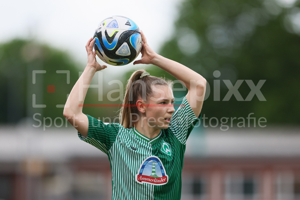 Fussball, Google Pixel Frauen-Bundesliga, SV Werder Bremen - MSV Duisburg | v.li.: Michelle Weiß (SV Werder Bremen, 8) beim Einwurf, Aktion, Action, Spielszene, Portrait, Nahaufnahme, Einzelfoto, Einzelbild, DIE DFB-RICHTLINIEN UNTERSAGEN JEGLICHE NUTZUNG VON FOTOS ALS SEQUENZBILDER UND/ODER VIDEOÄHNLICHE FOTOSTRECKEN. DFB REGULATIONS PROHIBIT ANY USE OF PHOTOGRAPHS AS IMAGE SEQUENCES AND/OR QUASI-VIDEO.