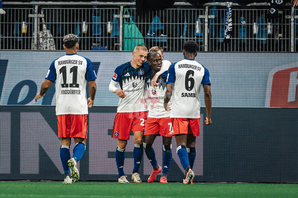 Fußball | Männer | Saison 2025/2026 | 1. Fußball-Bundesliga | 6. Spieltag | Hamburger SV vs. 1. FSV Mainz 05 | 05.10.2025 | Jean-Luc Dompe (#7, HSV) rechts jubelt nach seinem Tor mit Miro Muheim (#28, HSV) links
