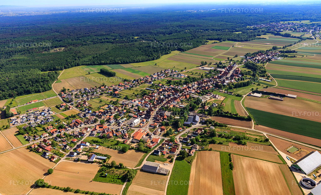 Aerial view: Village overview from the southwest in Niederlauterbach in the state Bas-Rhin, France. – Photo: IMG_131727.jpg taken on 05/22/2022 by Werner Riehm/FLY-FOTO.com – Resolution of the original: 5472 x 3321 px