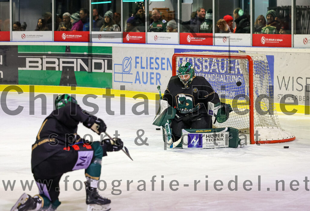 2025-12-05_035_TSV_Erding_gegen_Stuttgart_Rebels | Erding, Deutschland, 05.12.2025:Eishockey, Oberliga Süd 2025 / 2026, 23. Spieltag, TSV Erding gegen Stuttgart Rebels, Endergebnis: 5:6Torwart David Zabolotny (Erding Gladiators, #72)Foto: Christian Riedel / fotografie-riedel.net
