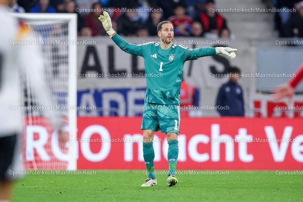 DFB14112501092 | 14.11.2025, Fußball, Länderspiel, WM-Qualifikation Europa, Deutschland - Luxemburg, Stade de Luxembourg (Croix de Gasperich, Luxemburg), 9. Spieltag, Saison 2025 2026: Torwart Oliver Baumann (GER #01) gestikulierend  Regulations prohibit any use of photographs as image sequences and or quasi-video.