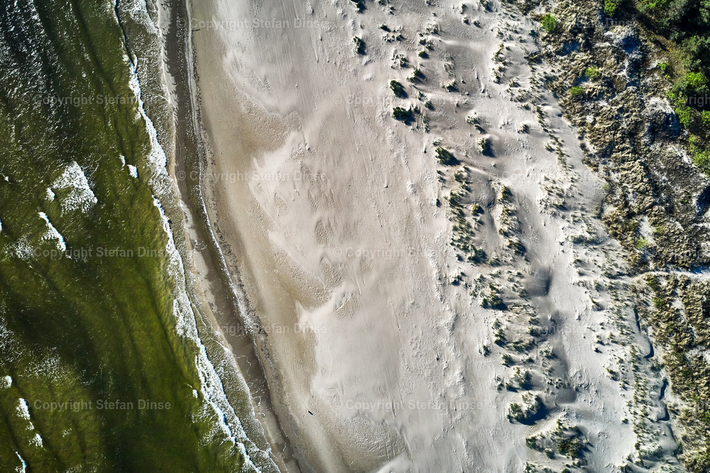 topdown drone view of a baltic sandy beach | topdown drone view of a baltic sandy beach - Realisiert mit Pictrs.com