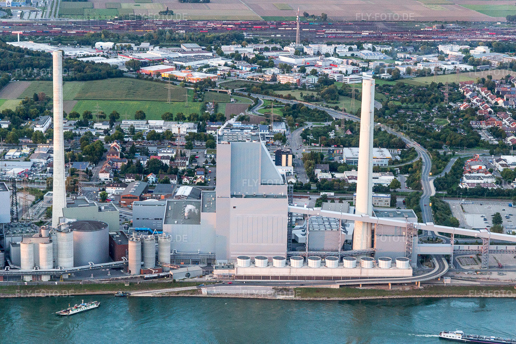 Luftbild: Großkraftwerk Mannheim am Rhein bei Neckarau im Ortsteil Rheinau in Mannheim im Bundesland Baden-Württemberg in Deutschland. Foto: IMG_102661.jpg vom 24.08.2017 durch Werner Riehm/FLY-FOTO.de