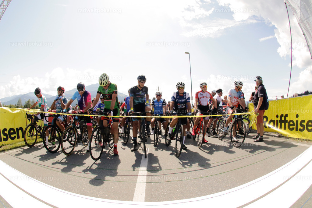 760_20230817_Bewerb_Maenner_Muehlanger | AUT - OESTERREICH, 2023-08-16: SPORT RENNRAD-FAHREN - 55. INTERNATIONALER RADWELTPOKAL IN ST. JOHANN IN TIROL  - Vintage-Radrennen mit WM-Bronze-Medaillen-Siegerin Christina Schweinberger, den Teilnehmer und Alexander Baumann (vom Orginastions-Team) - TAG 2 BEWERB MAENNER IN SECHS GRUPPEN  ; Foto: Roland Muehlanger