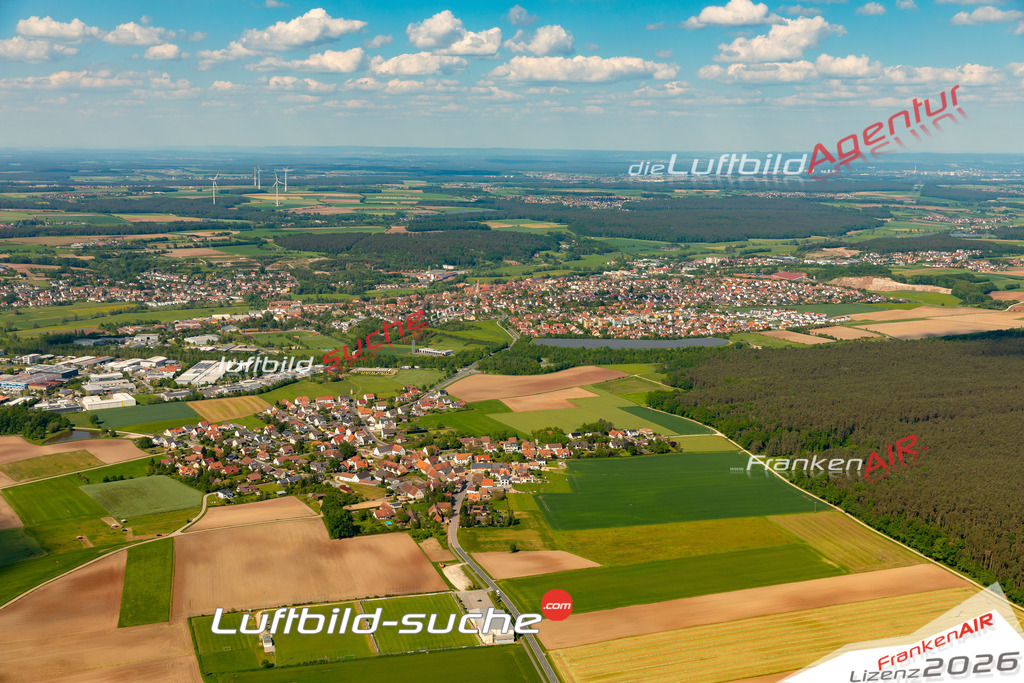 Das Luftbild zeigt : Burggrafenhof Langenzenn - Die Luftaufnahme wurde 2024 vom UL-Flugzeug aus erstellt ( keine Drohne ) - Hochauflösende Luftaufnahme - Für grossformatige Ausdrucke geeignet. Die Geschenkidee !Mit Lizenz und Bildrechte bestellbar