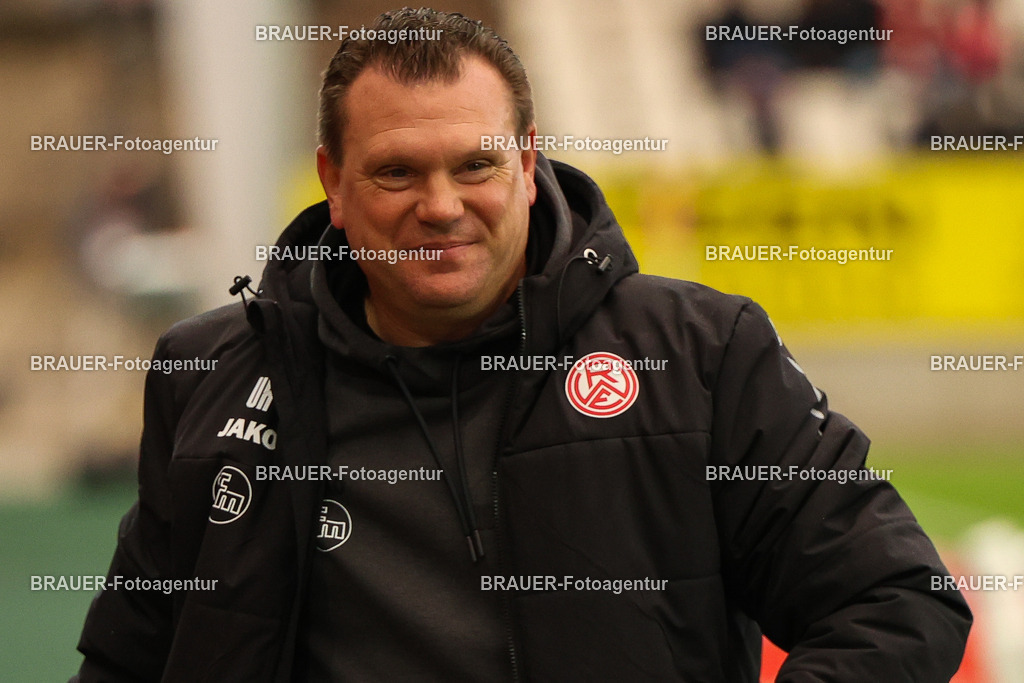 Rot-Weiss Essen - 1.Fc Schweinfurt | Essen, Deutschland, 02.11.2025 Uwe Koschinat (Rot-Weiss Essen) schaut während des 3.Liga Spiels zwischen  Rot-Weiss Essen und 1.Fc Schweinfurt am 02.11.2025 im Stadion an der Hafenstraße in Essen. (Foto von Timo Bluhmki-Schmidt/Brauer Fotoagentur