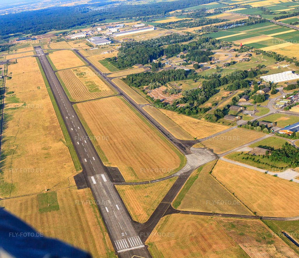 Luftbild: Landebahn des Flugplatz der Lahrer Flugbetriebs GmbH im Ortsteil Schuttern in Friesenheim im Bundesland Baden-Württemberg in Deutschland. Foto: IMG_68085.jpg vom 19.06.2014 durch Werner Riehm/FLY-FOTO.deLahrer Flugbetriebs GmbH & Co. KG | Airport Lahr LHA-EDTL