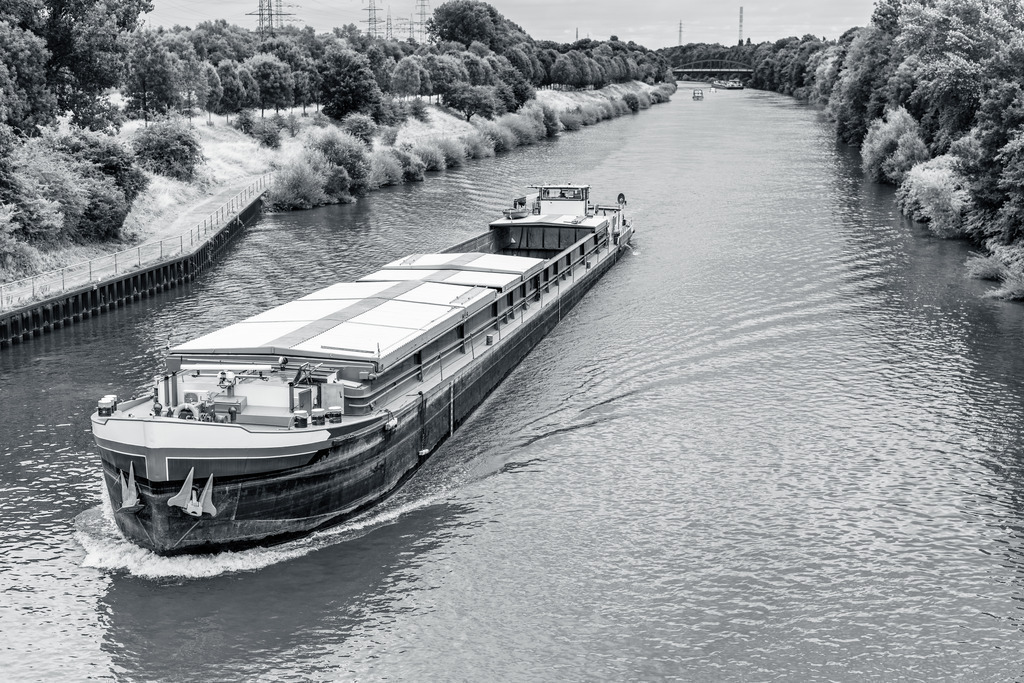 Volle Fahrt voraus | Ein Schiff passiert die Brücke, die über den Rhein Herne Kanal führt. Beinahe wirkt es als würde das Schiff das Bild verlassen und seinen Weg fortsetzen.