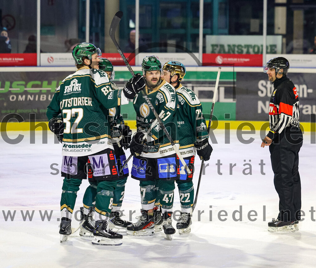 2026-01-23_101_TSV_Erding_gegen_SC_Riessersee | Erding, Deutschland, 23.01.2026:Eishockey, Oberliga Süd 2025 / 2026, 40. Spieltag, TSV Erding gegen SC Riessersee, Endergebnis: 6:5 n.V.Moritz Köttstorfer (Erding Gladiators, #82), Marco Pfleger (Erding Gladiators, #47), Grady Hobbs (Erding Gladiators, #22)Foto: Christian Riedel / fotografie-riedel.net