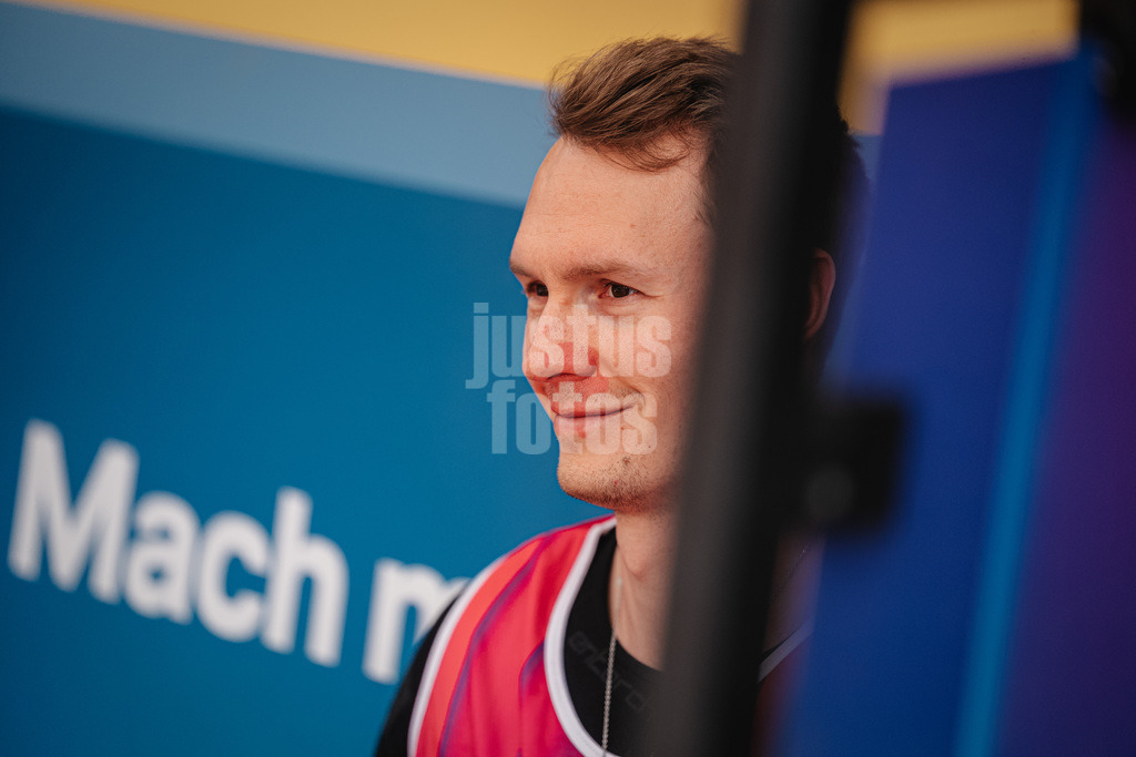 Beachvolleyball | Männer | Allianz German Beach Tour 2026 | Tourstop Düsseldorf | 17.05.2026 | Robin Sowa auf der Spielerbank