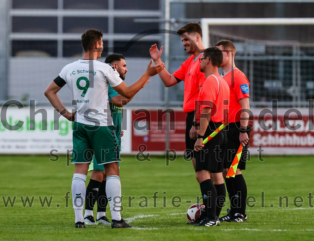 2023-09-01_006_FC_Schwaig_gegen_TSV_Gruenwald | Oberding, Deutschland, 01.09.2023:
Fußball, Landesliga Südost 2023 / 2024, 9. Spieltag, FC Schwaig gegen TSV Grünwald, Endergebnis: 3:1

Raffael Ascher (FC Schwaig, #9), Marco Bornhauser (TSV Grünwald, #2), Schiedsrichter Simon Ettl

Foto: Christian Riedel / fotografie-riedel.net