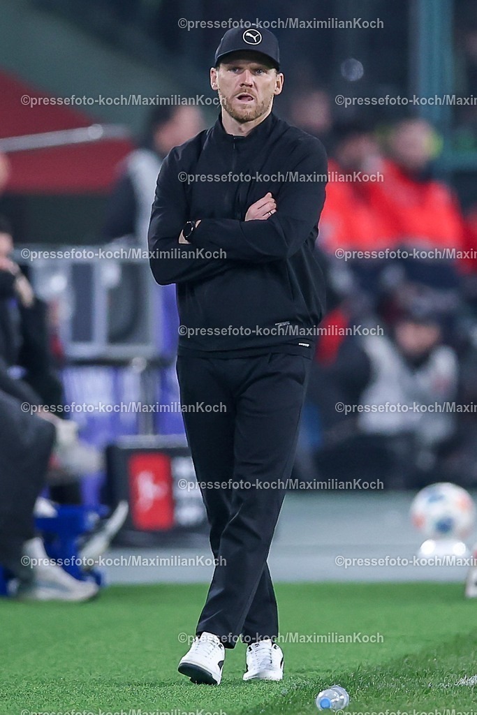BMG13122502176 | 13.12.2025, Fußball, Borussia Mönchengladbach - VfL Wolfsburg, 1. Fußball Bundesliga, 14.Spieltag, Borussia-Park, Saison 2025 2026: Cheftrainer Eugen Polanski (Borussia Mönchengladbach) Enttäuscht  am Spielfeldrand   DFB regulations prohibit any use of photographs as image sequences and or quasi-video.