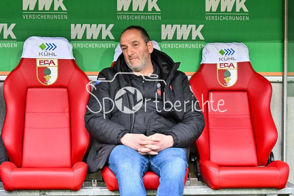 FC Augsburg - 1. FC Heidenheim | AUGSBURG, GERMANY - 15. FEBRUARY: im Bild Frank SCHMIDT Trainer 1. FC Heidenheim auf der Trainerbank / Einzelfoto / Freisteller vor dem Bundesligamatch zwischen dem FC Augsburg und dem 1. FC Heidenheim am 22. Spieltag in der WWK-Arena / DFL REGULATIONS PROHIBIT ANY USE OF PHOTOGRAPHS AS IMAGE SEQUENCES AND/OR QUASI-VIDEO