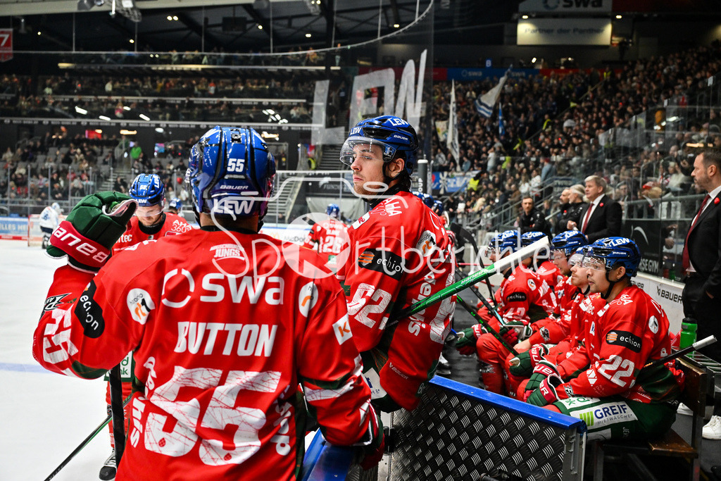 Augsburger Panther - ERC Ingolstadt | AUGSBURG, GERMANY - 12. DECEMBER: im Bild die Bank der Panther im Powerbreak während dem Match zwischen den Augsburger Panthern und dem ERC Ingolstadt am 27. Spieltag der Penny DEL im Curt Frenzel Stadion