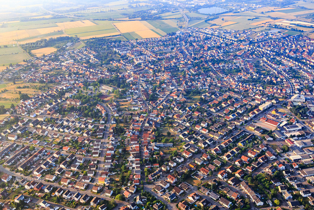 Luftbild: Ortsfübersicht aus Nordwesten in Forst im Bundesland Baden-Württemberg in Deutschland. Foto: IMG_080476.jpg vom 12.06.2015 durch Werner Riehm/FLY-FOTO.de