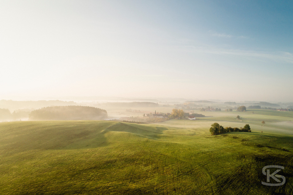 Wunderschöne Allgäu-Landschaft aus der Luft – Hügel, Wälder, Nebel und Panorama | Atemberaubende Luftaufnahme des Allgäus mit sanften Hügeln, Wäldern im Nebel und Alpenblick. Idylle, Weite und Natur pur – perfekt für Tourismus & Inspiration. - Realisiert mit Pictrs.com