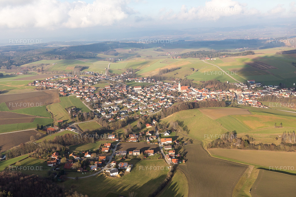 Luftbild: landwirtschaftlichen Feldern und Nutzflächen im Ortsteil Danglöd in Kößlarn im Bundesland Bayern in Deutschland. Foto: IMG_096123.jpg vom 29.12.2016 durch Werner Riehm/FLY-FOTO.de
