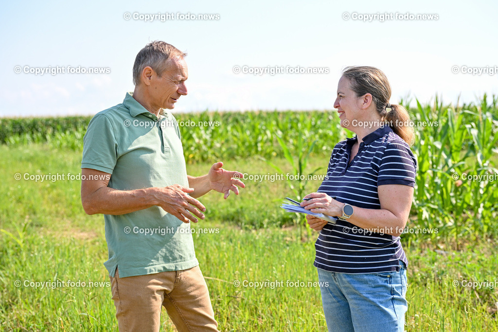 Morgentau Biogemuese GmbH_ Hofkirchen_ 25.07.2024-18 | 25.07.2024, Hofkirchen, AUT, Morgentau Biogemuese GmbH, im Bild Christian Stadler (Morgentau Biogemuese), Kati Salzner (Kurier Redaktion Wien)