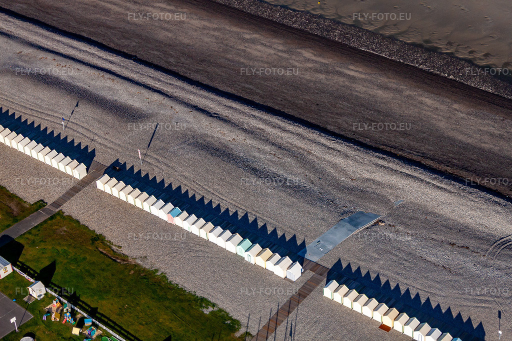Vue aérienne: Cabanes de plage de Cayeux à Cayeux-sur-Mer dans le département Somme, France. Photo: IMG_70921.jpg prise le 24/08/2014 par Werner Riehm/FLY-FOTO.eu – Résolution de l'original: 4752 x 3168 px