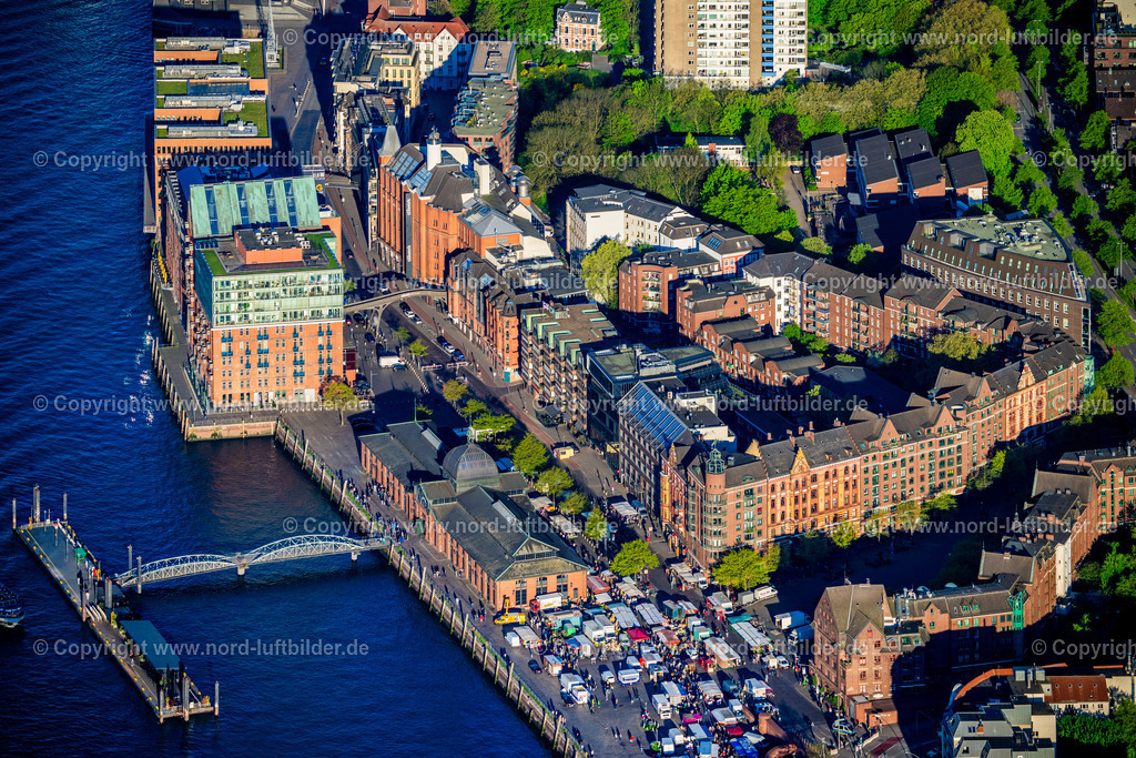 Hamburg_Altona_Fischmarkt_Fischauktionshalle_ELS_0946270425 | HAMBURG 27.04.2025 Besucher und Marktbeschicker St. Pauli Fischmarkt im Ortsteil Altonaer Fischmarkt in Hamburg, Deutschland. Weiterführende Informationen bei: Hafen Hamburg Marketing e.V. (HHM),  hamburg.de GmbH & Co. KG. // Visitors and market patrons at the St. Pauli fish market in the Altonaer Fischmarkt district in Hamburg, Germany. Further information at: Hafen Hamburg Marketing e.V. (HHM),  hamburg.de GmbH & Co. KG. Foto: Martin Elsen