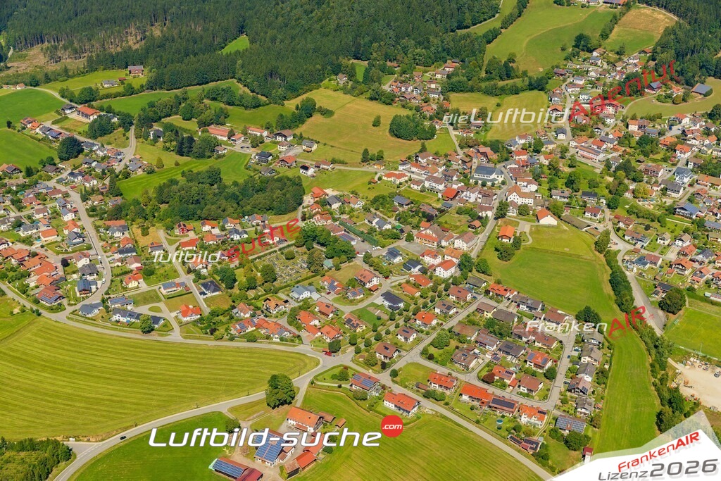 Luftaufnahme der Stadt Böbrach - Die Luftaufnahme wurde 2025 vom UL-Flugzeug heraus erstellt ( keine Drohne ) - Hochauflösende Luftaufnahme - für professionelle Ausdrucke geeignet. Die Geschenkidee !Mit Lizenz und Bildrechte bestellbar