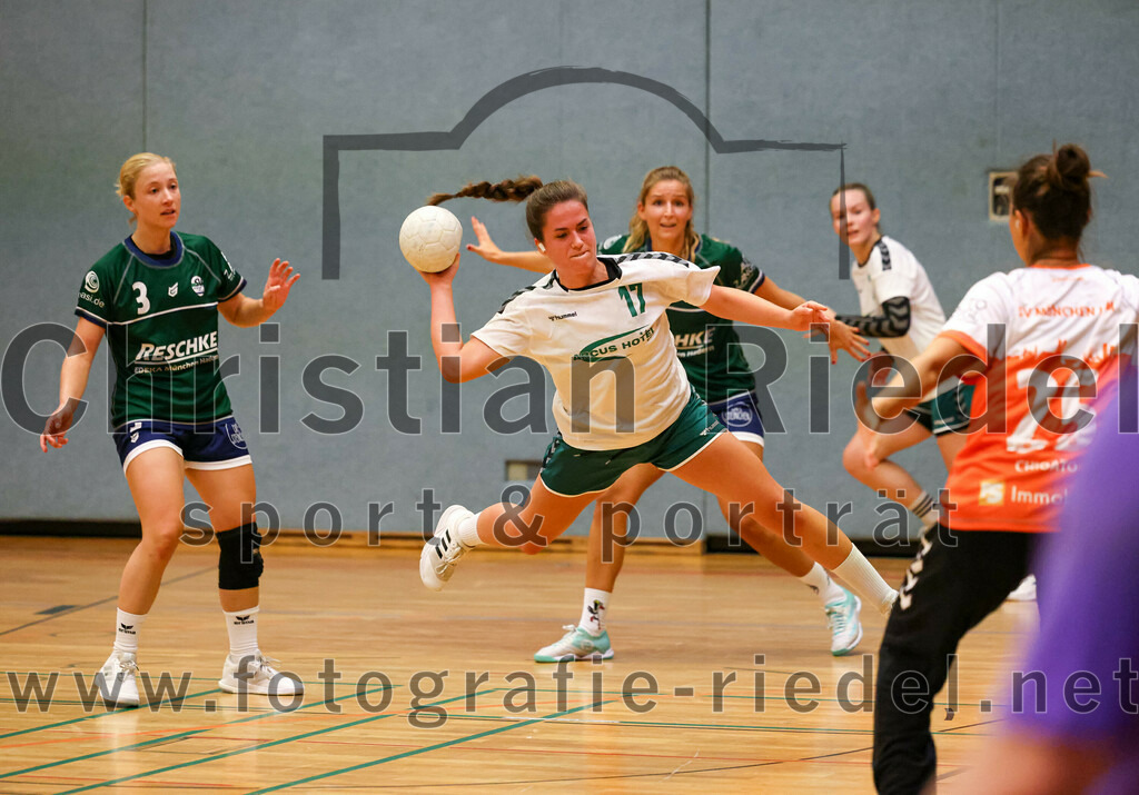 2023-09-16_051_TSV_Vaterstetten_gegen_SV_Muenchen_Laim | Baldham, Deutschland, 16.09.2023:
Handball, Bayernliga Frauen Staffel Süd 2023 / 2024, 1. Spieltag, TSV Vaterstetten gegen SV München Laim, Endergebnis: 23:34

Katharina Klotz (SV München Laim, #3), Verena Taenzler (TSV Vaterstetten, #17), Torfrau Georgia Moretti (SV München Laim, #25)

Foto: Christian Riedel / fotografie-riedel.net