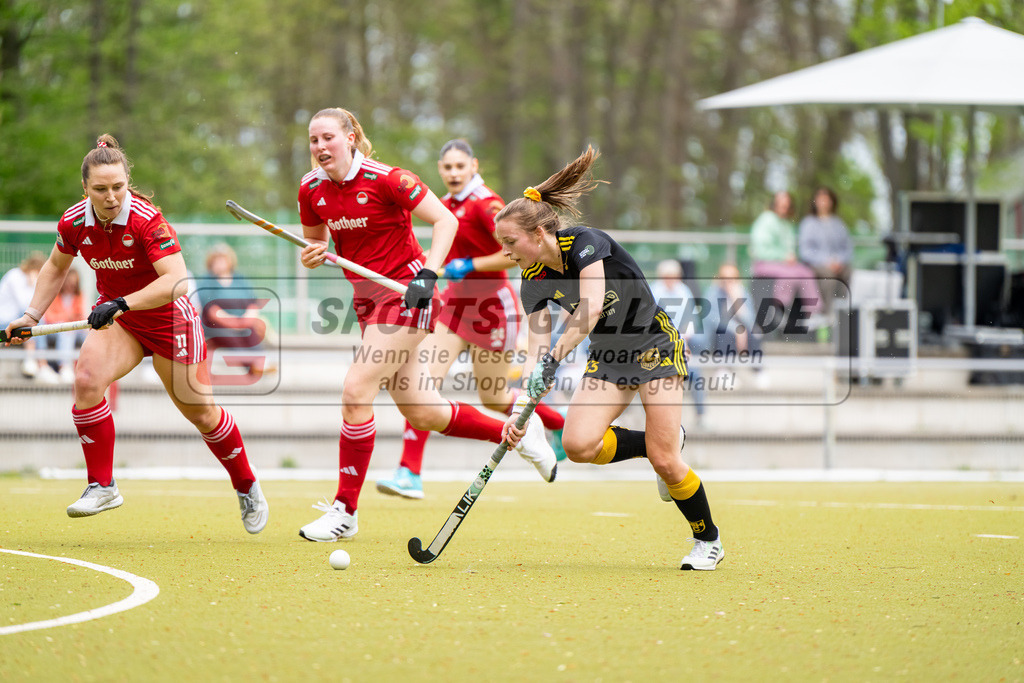 HK_20240407_100189 | 1. Bundesliga Hockey Damen Rot-Weiss Köln - Harvestehuder THC am 7.4.2024 Rot-Weiss Köln, Köln , Kiefer Katharina ( Harvestehuder THC #33 ) , Nike Lorenz ( Rot-Weiss Köln #11 )