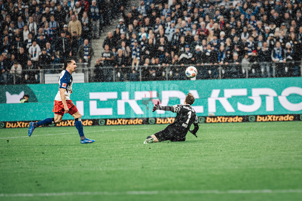 Fußball | Männer | Saison 2025/2026 | 1. Fußball-Bundesliga | 6. Spieltag | Hamburger SV vs. 1. FSV Mainz 05 | 05.10.2025 | v.l. Rayan Philippe (#14, HSV) beim Tor gegen Lasse Rieß (#1, 1. FSV Mainz 05)
