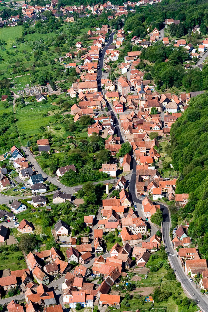Vue aérienne: Vue du village à Offwiller dans le département Bas Rhin, France. Photo: IMG_10856.jpg prise le 12/05/2008 par Werner Riehm/FLY-FOTO.eu – Résolution de l'original: 2149 x 3223 px