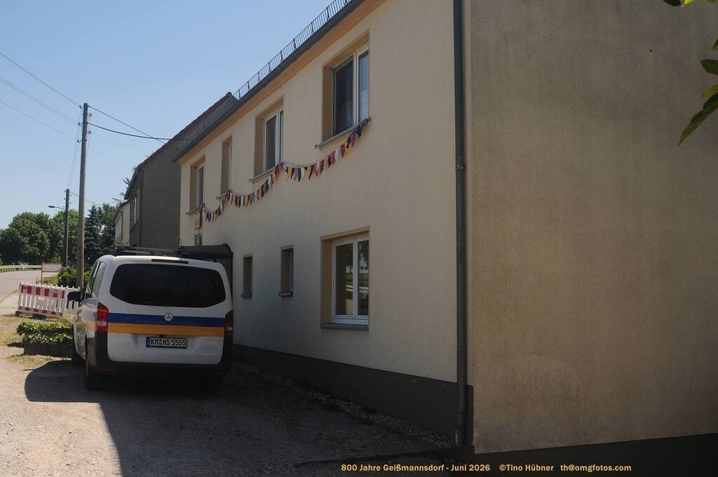 Geißmannsdorf-2026-Ortsbilder-521 | Geißmannsdorf bei Bischofswerda im Sommer 2026. Ein fotografischer Streifzug durch das Dorf Geißmannsdorf, mit Gebäuden, Straßen, Strohpuppen und geschmückten Vorgärten und Grundstücken anlässlich der 800-Jahr-Feier von Geißmannsdorf im Juni 2026 - Realisiert mit Pictrs.com