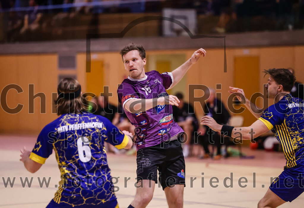 2024-12-14_016_SpVgg_Altenerding_gegen_MTV_Pfaffenhofen | Erding, Deutschland, 14.12.2024:Handball, Bezirksoberliga Männer 2024 / 2025, 10. Spieltag, SpVgg Altenerding gegen MTV Pfaffenhofen, Endergebnis: 32:30+Sebastian Aigner (MTV Pfaffenhofen, #6), Ferdinand Menzel (SpVgg Altenerding, #75)Foto: Christian Riedel / fotografie-riedel.net