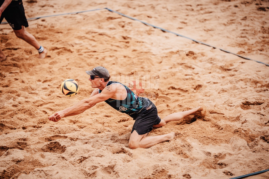 Beachvolleyball | Männer | Allianz German Beach Tour 2025 | Tourstop München | 04.07.2025 | Max Just spielt den Ball