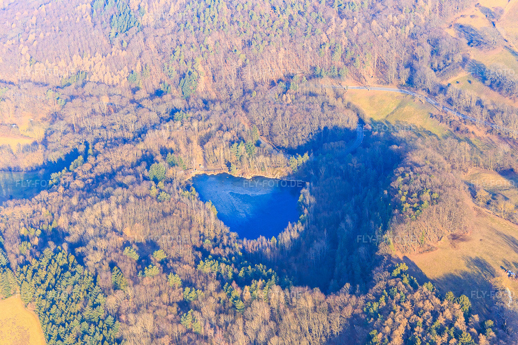 Luftbild: Steinbruchsee bei Fischbachtal im Ortsteil Meßbach in Fischbachtal im Bundesland Hessen in Deutschland. Foto: IMG_096626.jpg vom 14.02.2017 durch Werner Riehm/FLY-FOTO.de