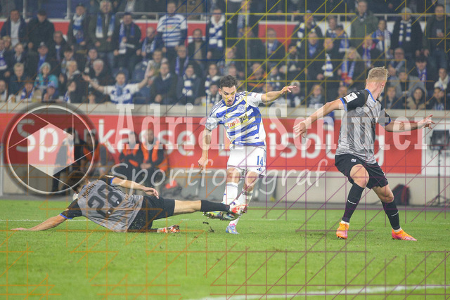 MSV Duisburg vs SV Waldhof Mannheim - 3. Liga | Duisburg, Deutschland, 07.11.25:   Diego Michel (SV Waldhof Mannheim) und Conor Noß (MSV Duisburg) im Kampf um den Ball waehrend des Spiels der 3. Liga MSV Duisburg vs SV Waldhof Mannheim in der schauinsland-reisen-arena(Foto von Brauer-Fotoagentur / Adrian Schlueter)