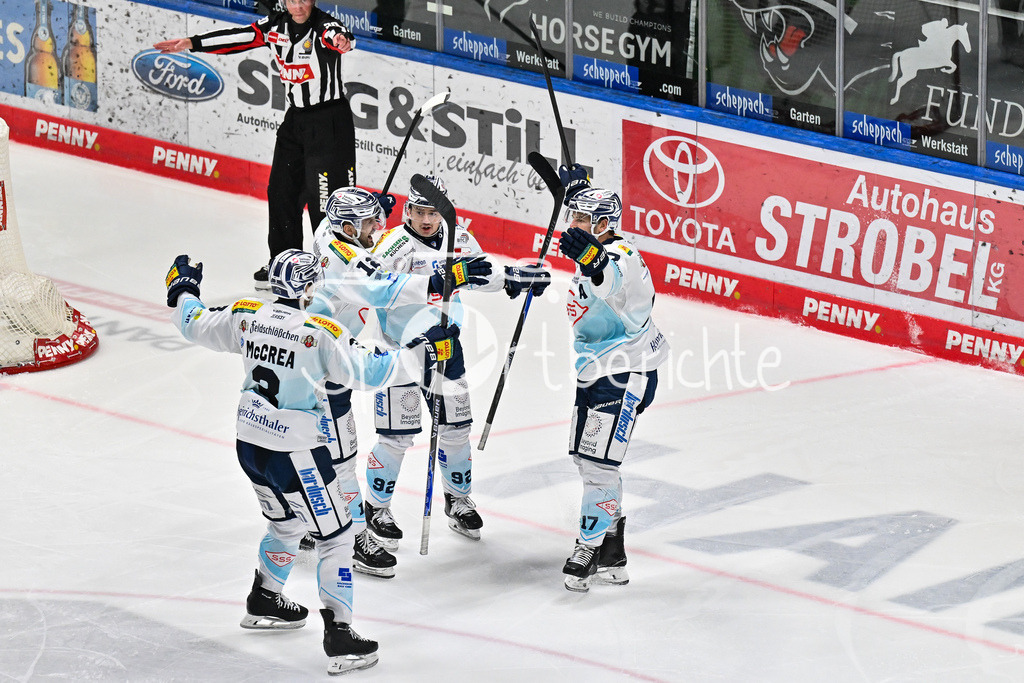 Augsburger Panther - Dresdner Eislöwen | AUGSBURG, GERMANY - 04. DECEMBER: Jubel der Gäste nach dem Treffer zum 1-3 durch Lance BOUMA (Eislöwen Dresden 17) / Tor / Torschuetze / Freude / Happy / während dem Match zwischen den Augsburger Panthern und den Dresdner Eislöwen am 25 Spieltag der PENNY DEL im Curt Frenzel Stadion