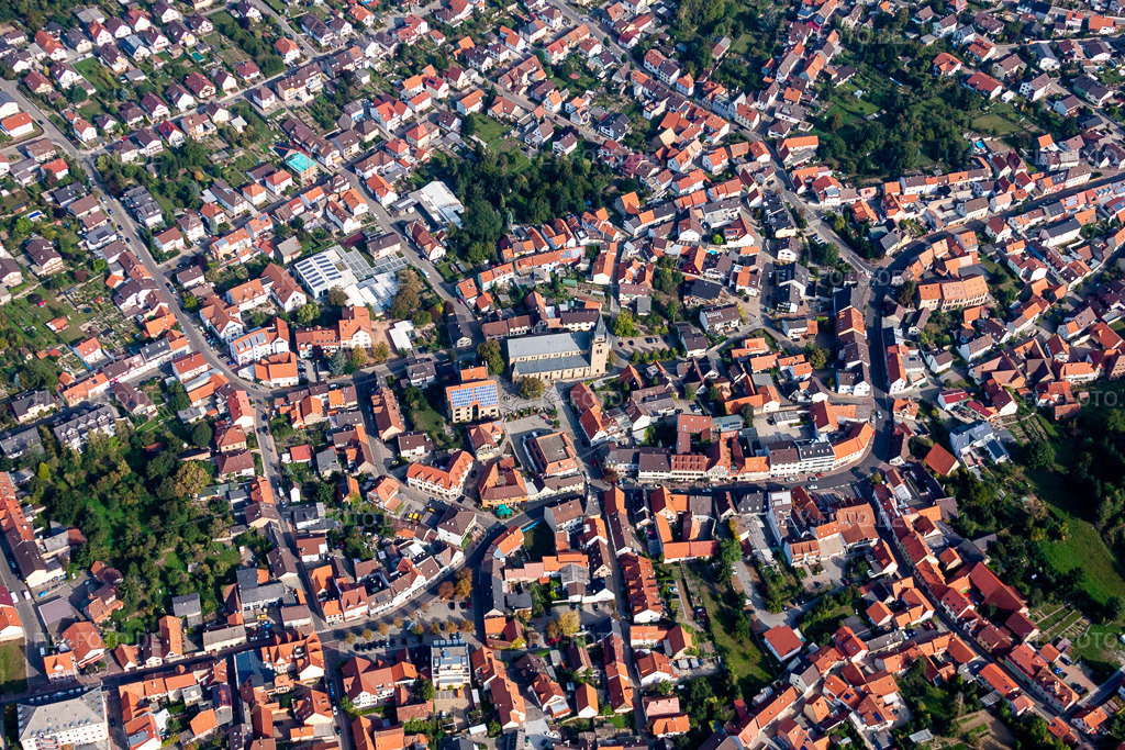 Luftbild: Kirchengebäude im Altstadt- Zentrum der Innenstadt in Östringen im Bundesland Baden-Württemberg in Deutschland. Foto: IMG_45553-1600.jpg vom 25.09.2011 durch Werner Riehm/FLY-FOTO.de