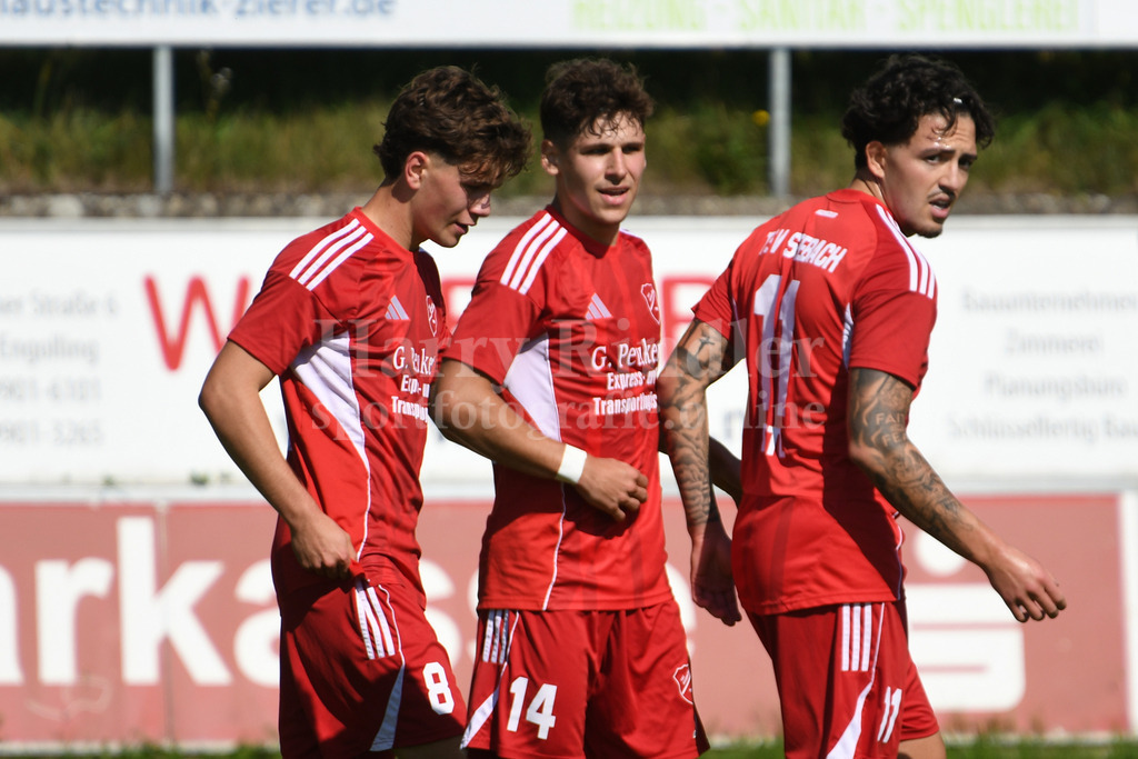 TSV Seebach : FC Amberg | Bildmitte: Lukas Semmler (TSV Seebach) Torschütze zum 1:0 mit li. Marco Aigner (TSV Seebach #8) Michael Dietl (TSV Seebach #11) - Realisiert mit Pictrs.com