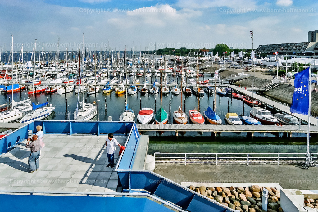 PDM2_2113_Schilksee-2005_120x80 | DIGITALKUNST. Sehleute in Schilksee. __ " Olympiahafen "  während der KIELER WOCHE. Zuschauer blicken vom Aussichtturm auf den Hafen mit vielen Booten und das bunte Treiben auf dem Hafenvorfeld. - Realisiert mit Pictrs.com