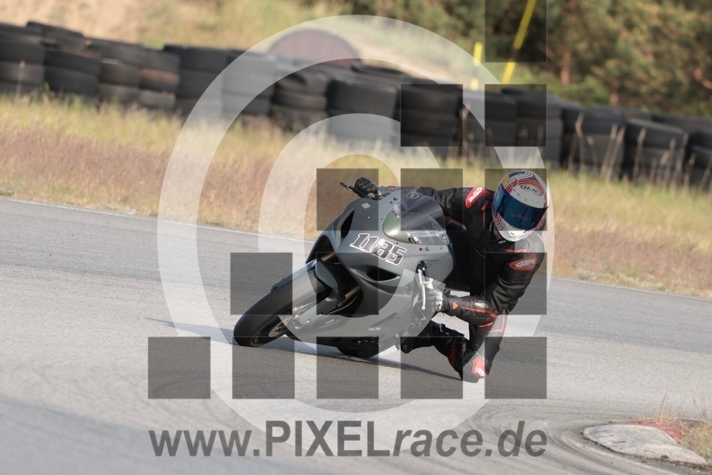 1185-20250510_12725 | Schöne Erinnerungen an spannende Momente - das festzuhalten ist unser Job. PIXELrace.de ist seit 2003 auf den Rennstrecken Europas unterwegs um die Action draußen beim Fahren und die wunderbare Stimmung imm Fahrerlager für euch einzufangen.
