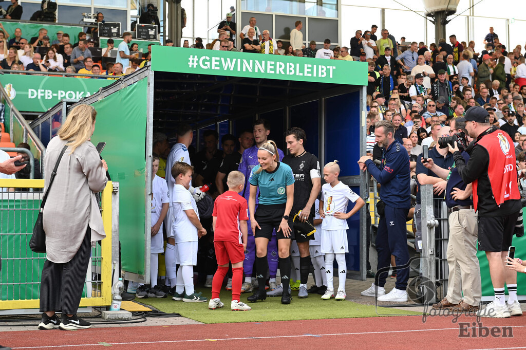 SV Atlas-Delmenhorst-Borussia Mönchengladbach | DFB-Pokal 1. Runde;SV Atlas Delmenhorst (gelb)-Borussia Mönchengladbach (schwarz) am 17.08.2025 in Oldenburg (Marschweg-Stadion), Photo: Philip Eiben 2025 - Realisiert mit Pictrs.com